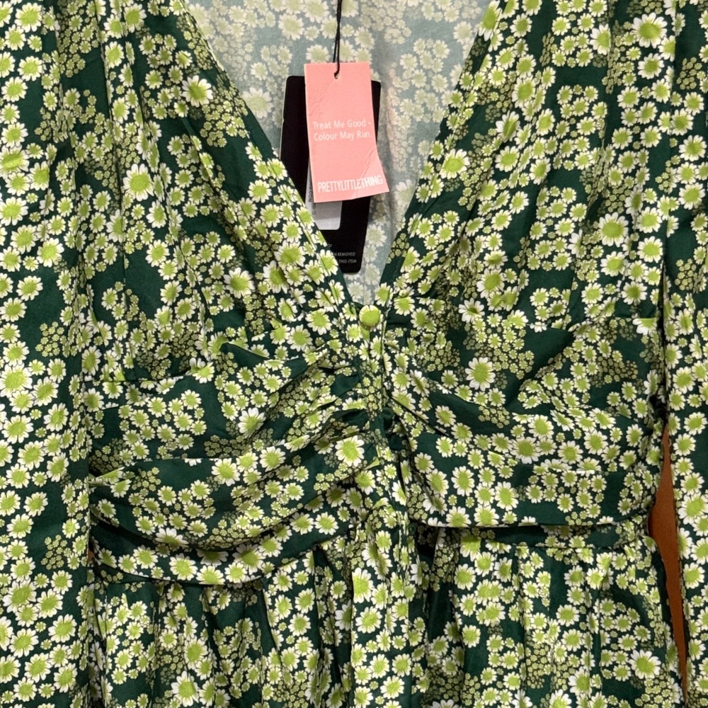 PrettyLittleThing Mini Dress Daisy Floral Size 6 Green NWT Long Sleeve V-Neck - Picture 2 of 9